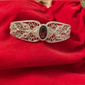 NEW WITOUT TAGS, BEAUTIFUL LACE DESIGN SILVER-PLATE GARNET CZ CUFF